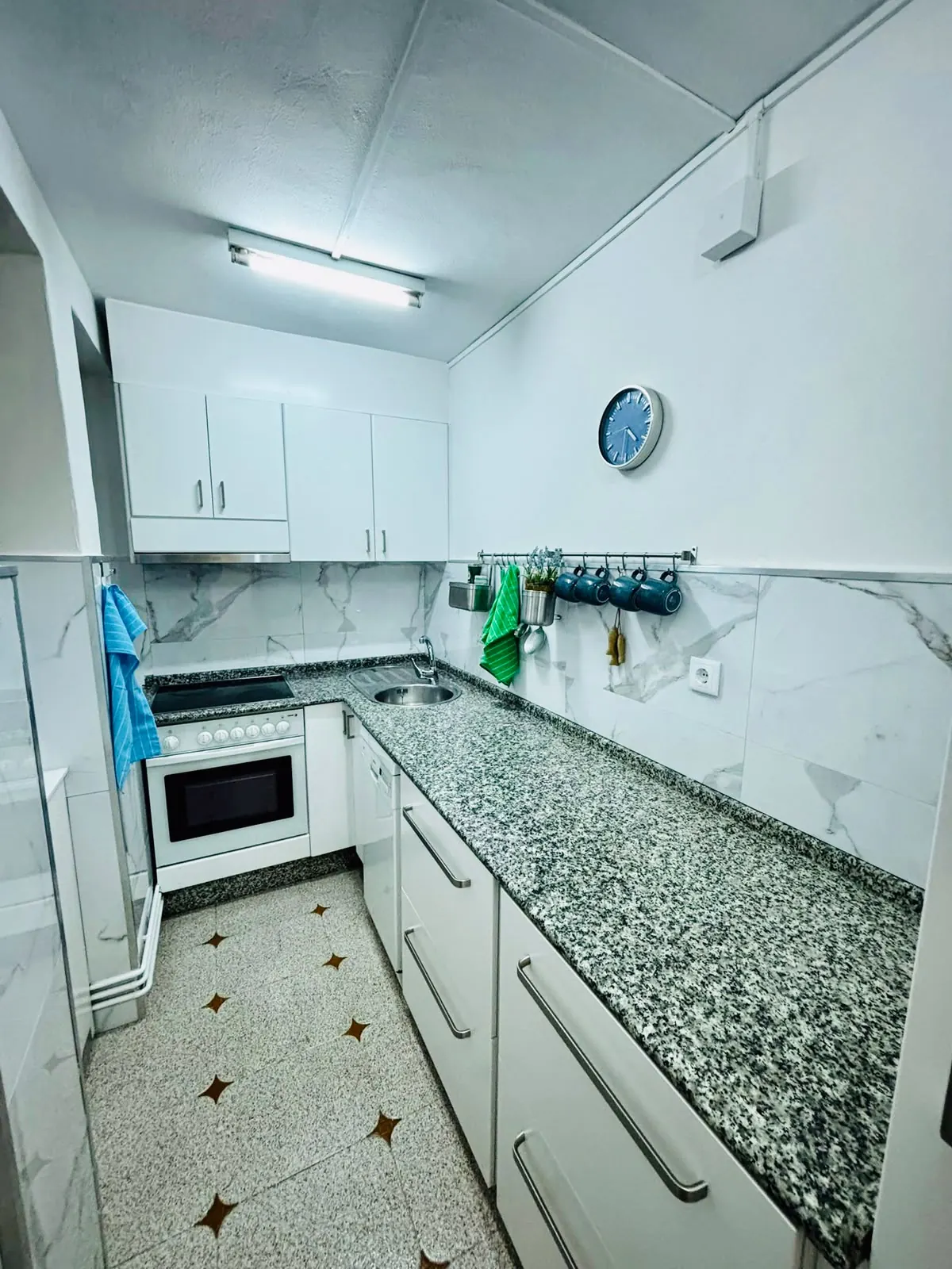 Cocina completa con encimera de granito
