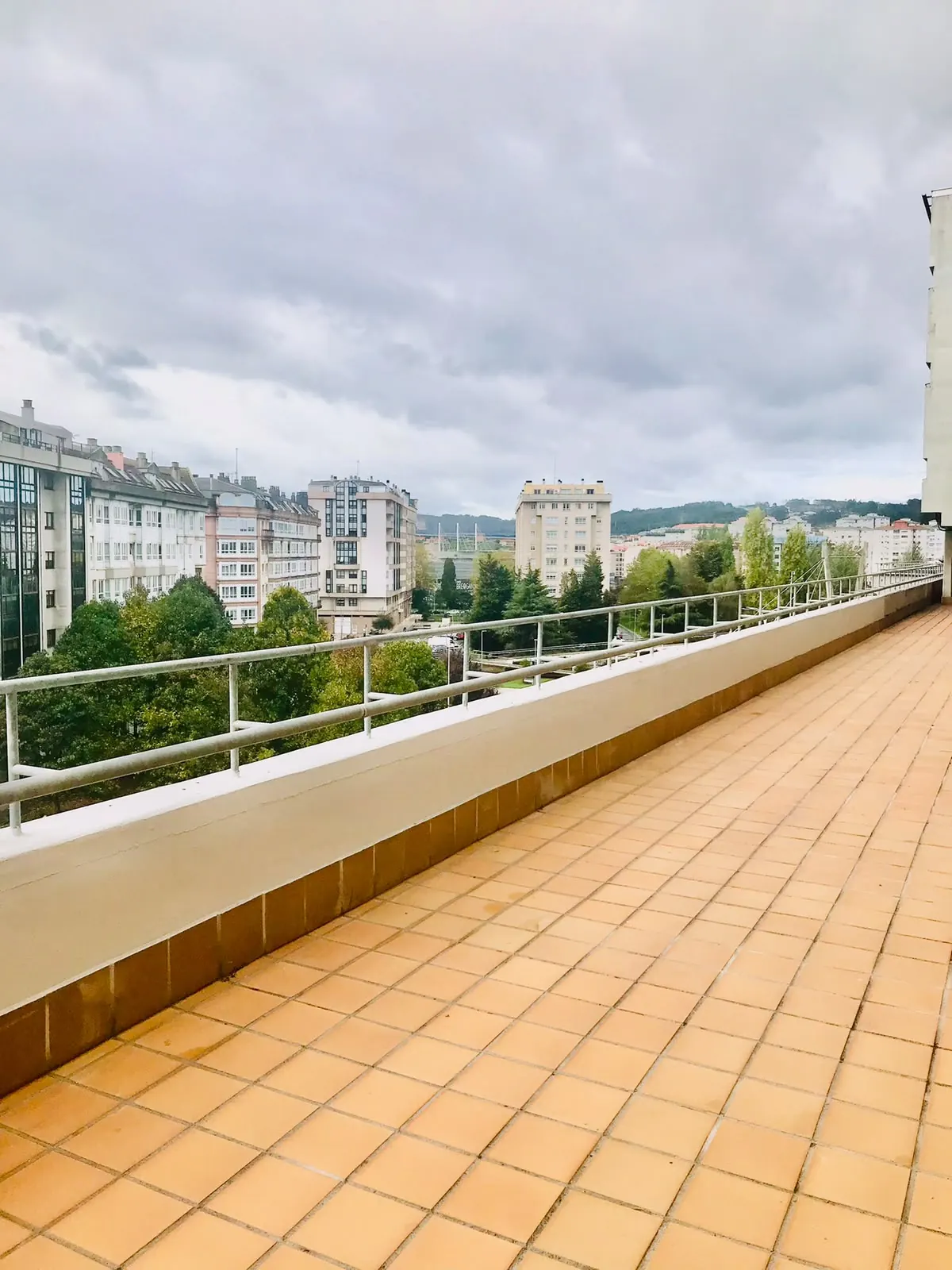 Terraza común en la azotea con vistas a la ciudad