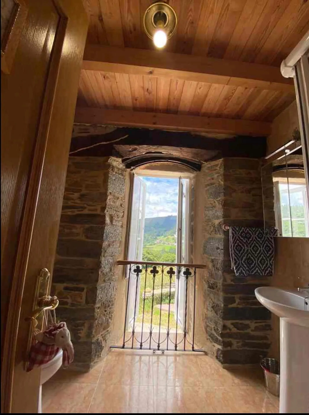 Vistas a la montaña de A Fonsagrada desde una ventana de la casa