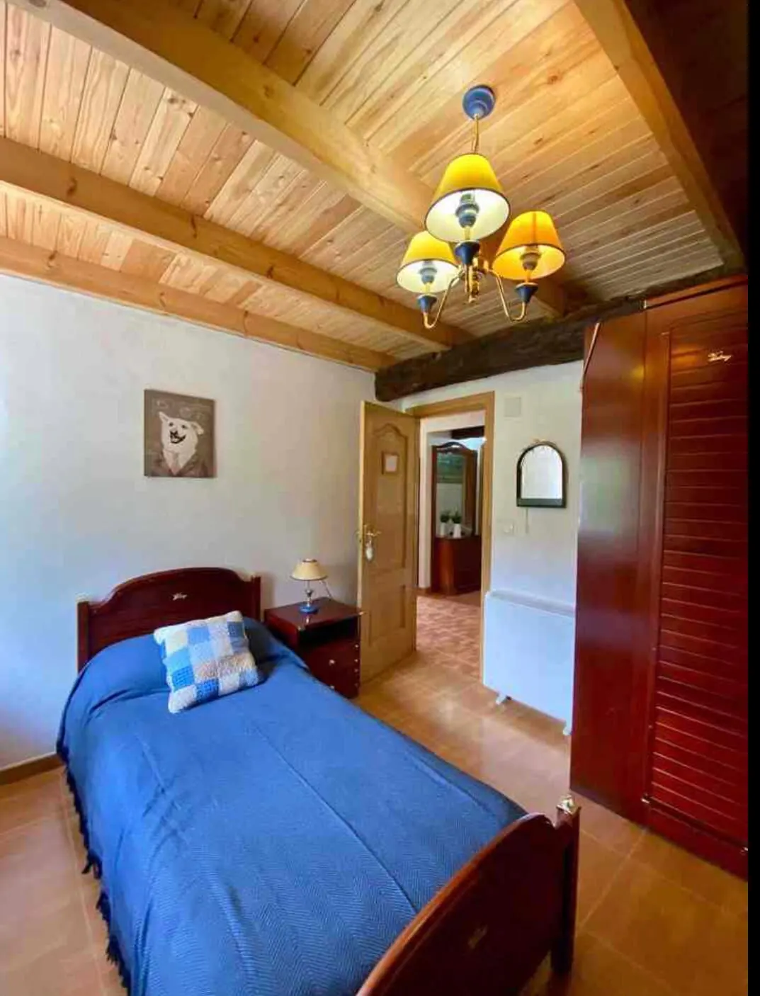 Una de las habitaciones, con techo de madera vista
