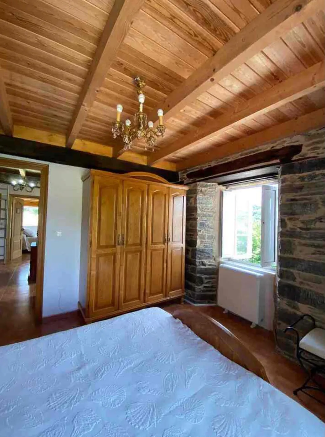 Esa misma habitación, con el ropero y la ventana