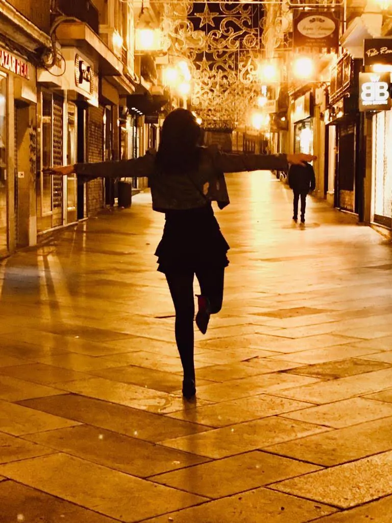Una calle del centro de A Coruña iluminada de noche
